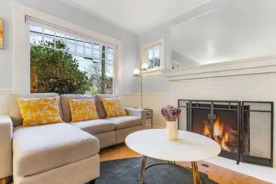 Image de Skyline Blue House in Greenwood