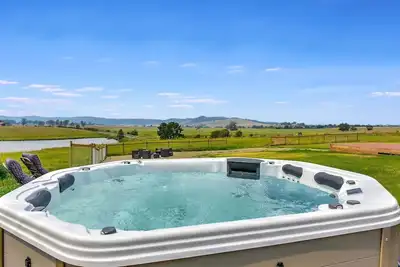 Image de Sunrise and Sunset Hot Tub Views 600m walk to Doltone Anambah House Wedding Venue at Pelican Plains