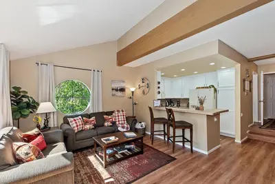 Image de Amoroso Haven By Destination Big Bear: Close to the Lake and Village! Condo! Minutes Away From Skiing! Private Patio! Fireplace! Vaulted Ceilings! Community Spa/Pool/Dock!