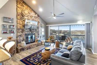 Image de Lakeview Escape: Serene Views, Chic Comfort