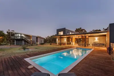 Image de Stylish & Luxe Contemporary Escape Surrounded By Gorgeous Natural Bushland