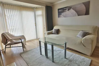 Comfy 4 Bed House-Maison-Salle de bain privée séparée-Confort-Vue sur la camp. . .