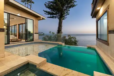 Image de Wailupe Seaside Haven: Beachfront Luxury Home w/ Pool & in City Proximity