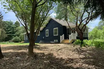 Image de Stylish Oasis 3Bdrm Blu Home near Univ of Michigan, Ann Arbor. Pet-Friendly!