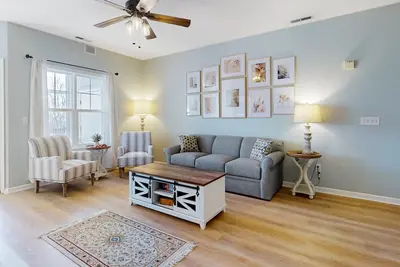 Image de Villas at Bay Crossing retreat with pool & balcony - near beaches, shops, & golf
