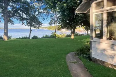 Image de Pillsbury Point Cottage on West Lake