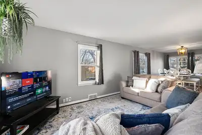 Image de Spacious 3bd Apartment |King Bed, Fenced Yard!