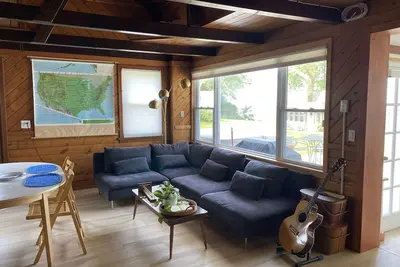 Image de Newly Renovated Lakefront Retreat Home