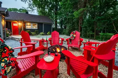 Image de Luxe Wolfpack Retreat: Walk to Nc State, Shops, Dining+Firepit, Cornhole & More!