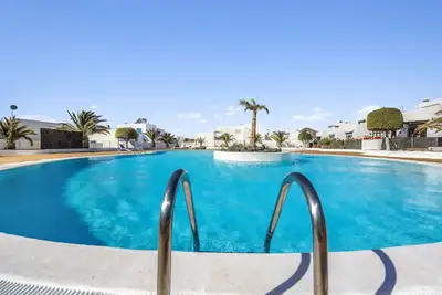 Image de Maison de vacances au port de Puerto Calero avec terrasse sur le toit & jardin