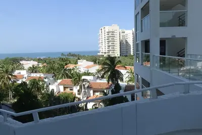 Image de Areia, primera torre en América Latina, construida sobre una roca próxima al mar