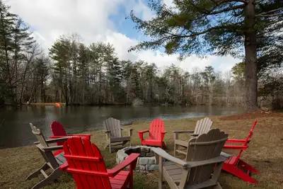 Image de Lake Access, Firepit, Gameroom, Mins to Avl/Hendo