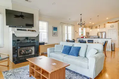 Image de Breezy Kure Beach Home - Walk to Pier & Ocean!