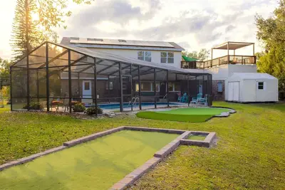 Image de 3 Rooms, Lake, Bocce Ball, Putting Green, Fire pit, Deck