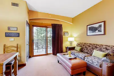 Image de Ideally located condo with scenic balcony, on-site golf, W/D, & central Ac