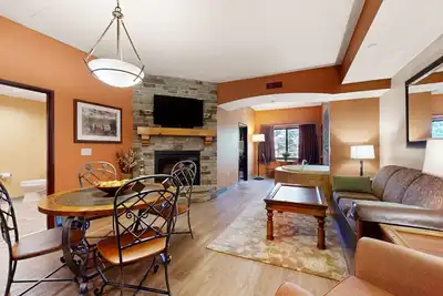 Image de Ideally located condo with fireplace, jetted tub, on-site golf, & central Ac