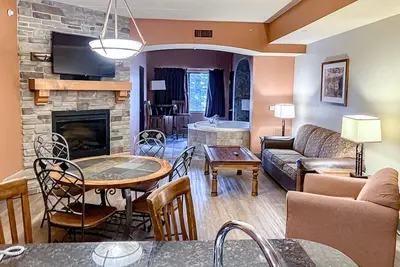 Image de Ideally located condos with balcony, fireplace, jetted tub, on-site golf, & Ac