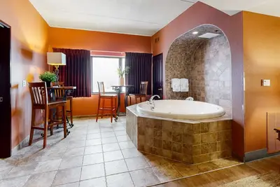 Image de Resort condo on the River Walk with jetted tub & fireplace