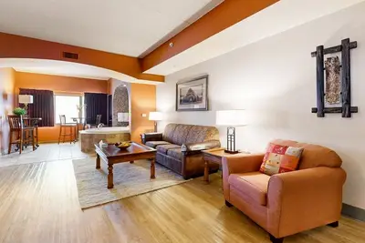 Image de Studio/two-bedroom combo with fireplace, balcony, & jetted tub