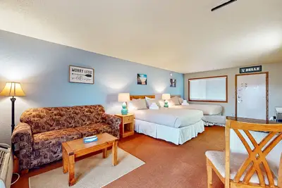 Image de Golf-adjacent condo with balcony, arcade, & playground