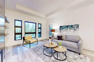 Image de Dog-friendly condo with resort amenities, fireplace, full kitchen, Ac, & W/D