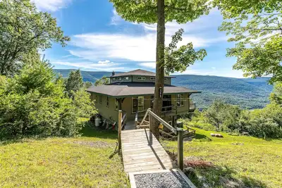 Image de Idyllic dog-friendly mountain retreat with firepit & balcony views - near skiing