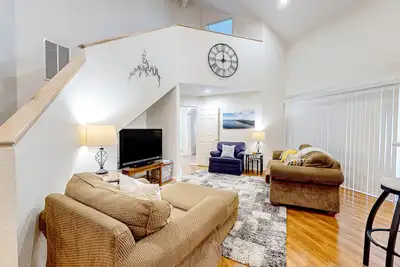 Image de Tranquil & bright lakefront retreat with pool, hot tub, balcony, & amazing views