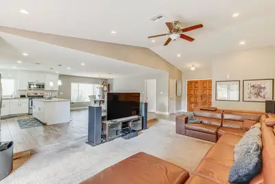 Image de 12 Mi to Old Town! Home w/ Furnished Patio