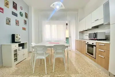 Image de Centrally located rooming house, two minutes from the station and tourist pier.