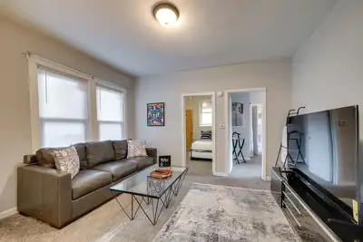 Image de 5 Mi to Dtwn: Pittsburgh Apt w/ Balcony