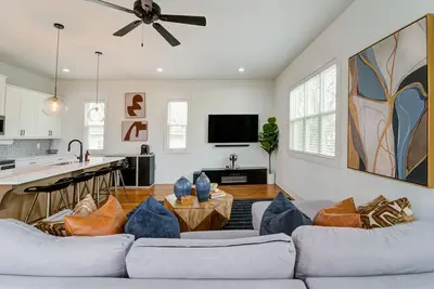 Image de Luxe Downtown Retreat: Skyline Views