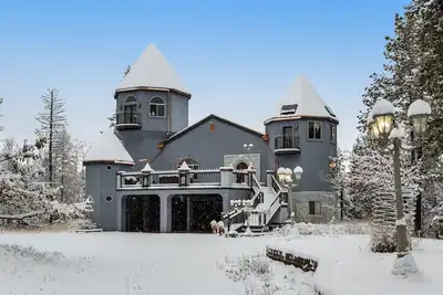 Image de Whimsical acreage with high-end finishes, old-world character, air hockey, & W/D