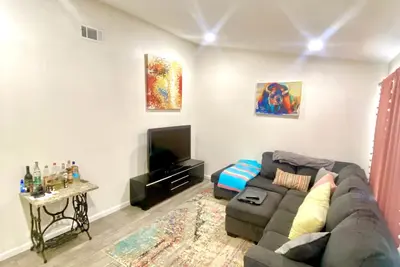 Image de 2 bed 1 bath with Puppy Palace Flex Space!