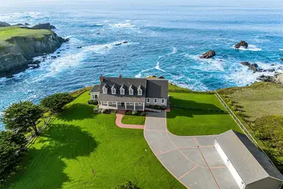 Image de Private, oceanfront, blufftop sanctuary on 8 acres with stunning sunset views