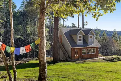 Stunning 1br w/ ridgetop views, trails & game lounge on 10 acre property