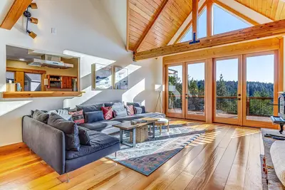 Stunning 3br with ridge top views, trails, & hot tub on 10 acre property