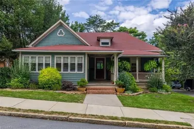 Image de Bright & Airy 1910 Cottage with 2 King Master Suites! Updated! Close to campus!