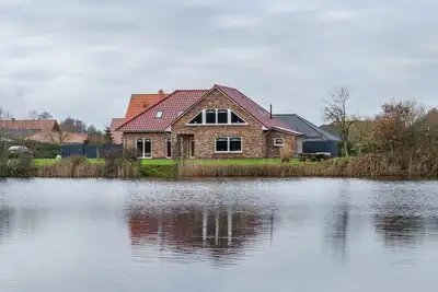 Image de \"Haus Mit Seeblick\" avec vue sur lac et terrasses privées