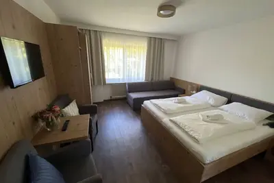 Image de Room 06 \/ 3bed without balcony - Pension Alpina