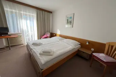 Image de Zimmer 04 \/ 2bett mit Balkon - Pension Alpina