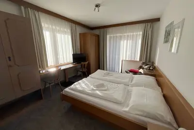 Image de Zimmer 11 \/ 2bett mit Balkon - Pension Alpina