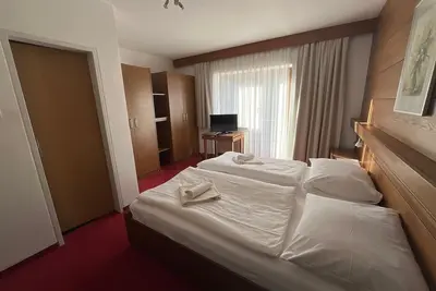 Image de Zimmer 14 \/ 2bett mit Balkon - Pension Alpina
