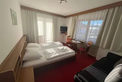 Image de Zimmer 15 \/ 3bett mit Balkon - Pension Alpina