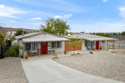 Image de Fable by AvantStay | 2 Unique Spaces, w\/ Bowling, Hot Tub, Fire Pit, Large Yard