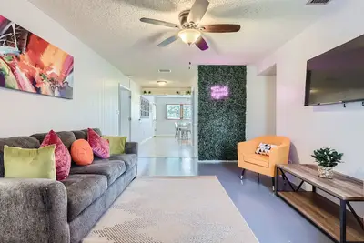 Image de Spacious Tampa Haven: Games / Pool / 7-15 min From Everything