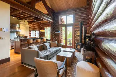 Image de Townhome on the Creek 135 by AvantStay | Ski In/ Ski Out Home w/ Hot Tub