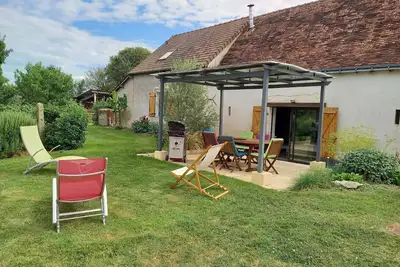 Image de Séjour paisible au cœur du Berry : maison familiale moderne, cheminée, jardin, et Spa à Cléré-du-Bois.