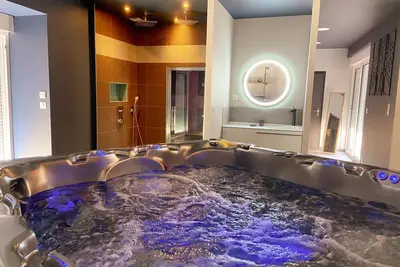 Image de Loft industriel avec Spa, Sauna et Hammam en Touraine – Jardin clos et équipements haut de gamme