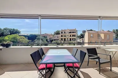Image de T2 Moderne avec Grande Terrasse, Parking et Proche Mer - Idéal 2 à 4 Pers