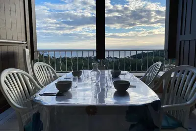 Image de Appartement 2 pièces avec terrasse et vue mer, accès piscine et parking inclus